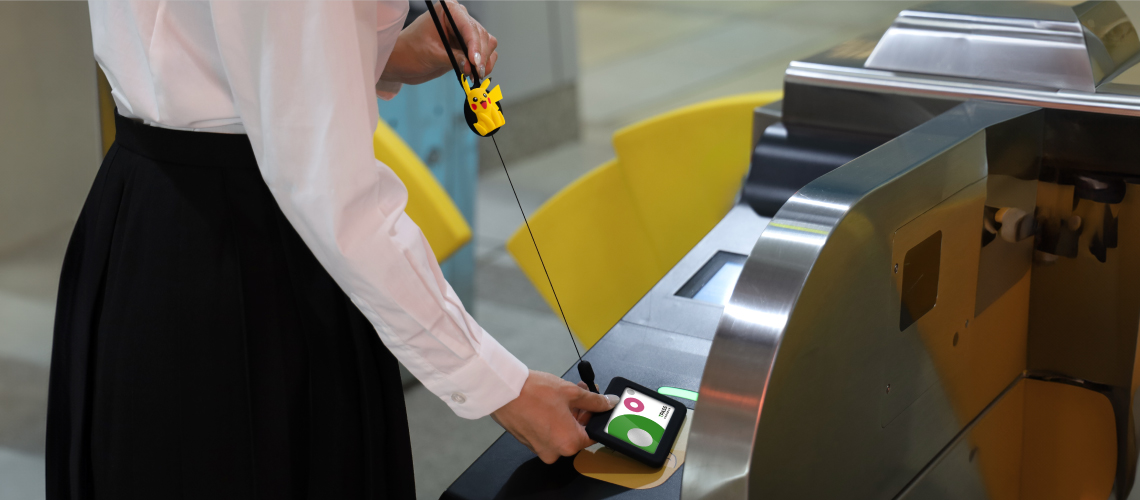 上班族使用頸掛伸縮開窗識別證套 刷卡過門禁