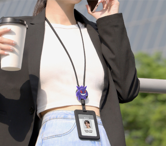 上班女子穿著西裝外套 身上掛著頸掛伸縮開窗識別證套