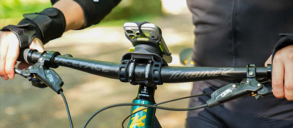 單車手機綁接 3 Pro Max 登山車玩家牽車,磁吸手機支架綁附在龍頭
