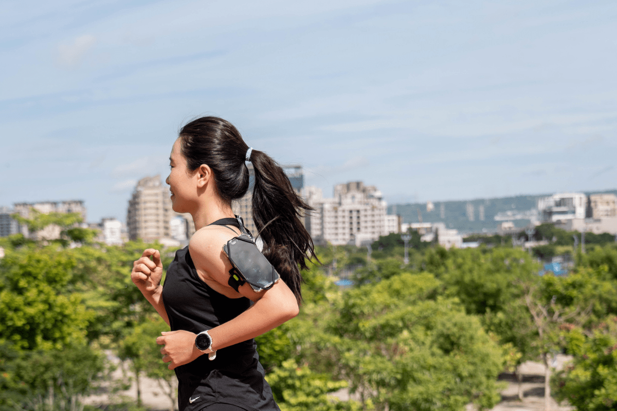 イメージソース：写真家 侯冠宇氏、Boneランニング用スマートフォンホルダー第2世代 手持ちのスマートフォンでランニングすると安全感があります。