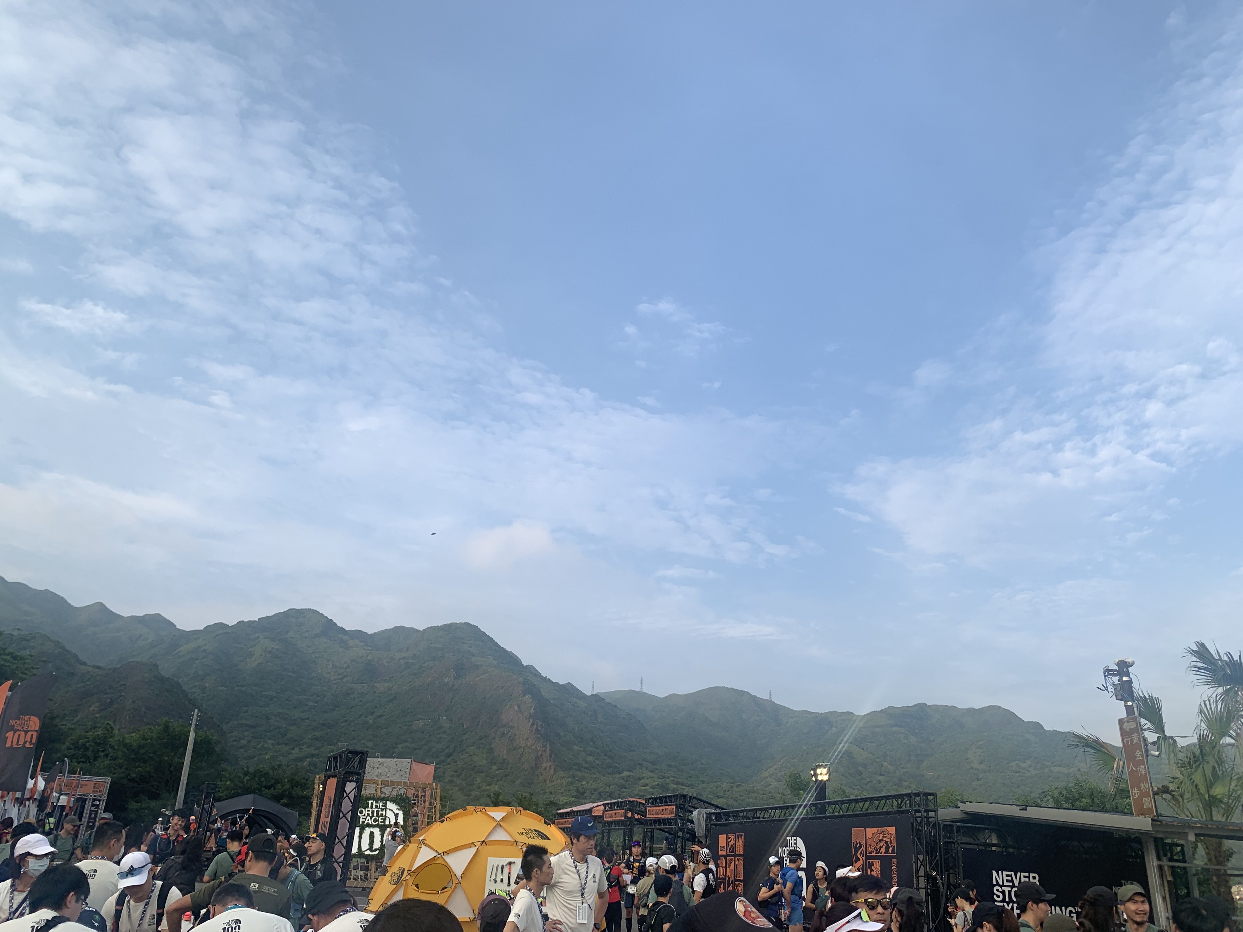晴天下的黄金山城