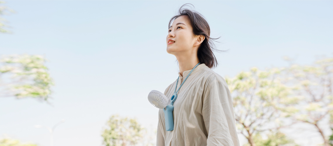 Portable small fan is the best companion for summer outings